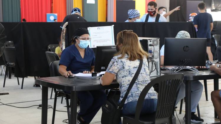 COVID-19: Mayores de 50 años con Sinopharm e inmunocomprometidos reciben su cuarta dosis