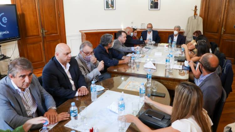 Agosto, Corach y Arena se reunieron con diputados en busca de aprobar el presupuesto.