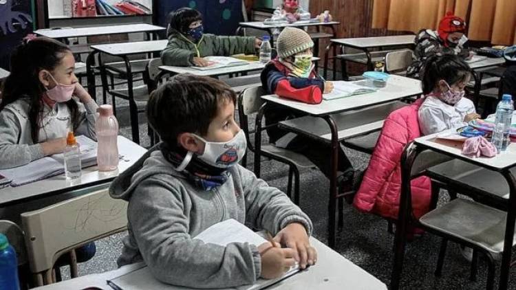 Piden que el barbijo en clase deje de ser obligatorio en el aula