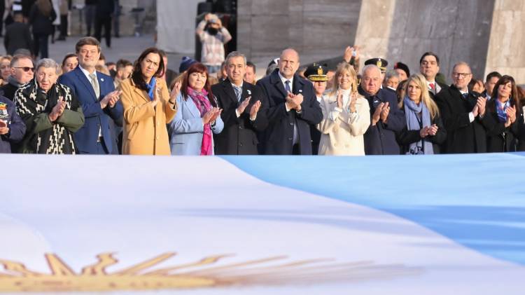 Perotti en el Día de la Bandera: “Construyamos juntos generando riqueza, ese es el camino al desarrollo”
