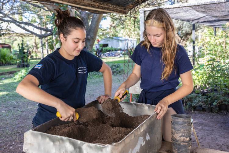 La UNL comienza a plantar un árbol por cada graduada y graduado