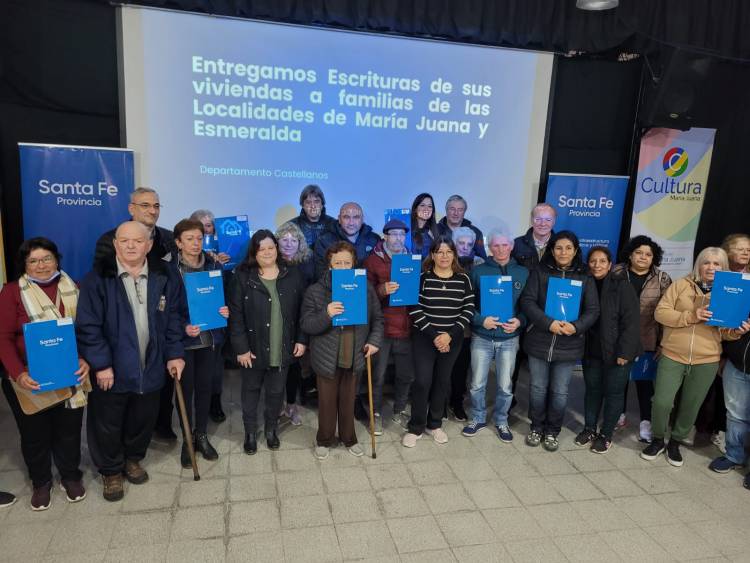 Entrega de escritruras a familias en Maria Juana y Esmeralda 
