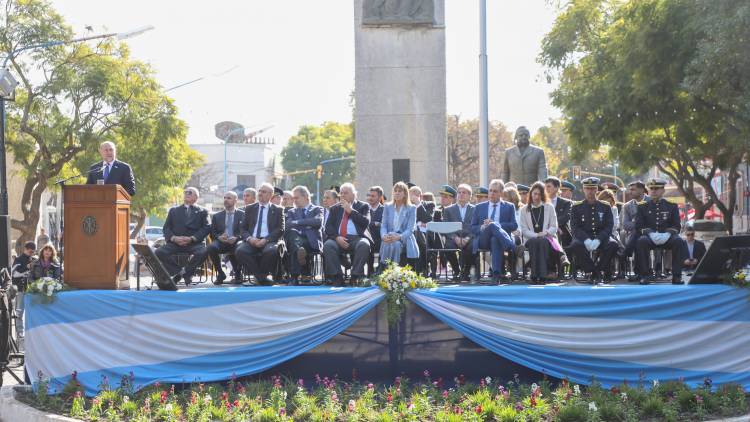 El gobernador Omar Perotti encabezó el acto por el 206º aniversario de la Independencia Argentina