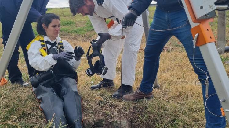 Una mujer realiza por primera vez tareas dentro de un gran emisario cloacal