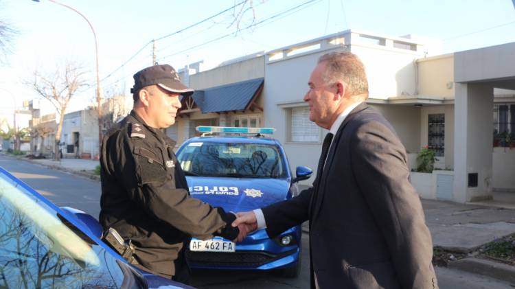 La provincia entregó patrulleros y firmó un convenio para modernizar comisarías del departamento Caseros