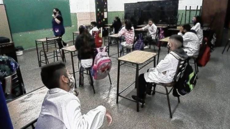 Ampliación horaria en las escuelas: habría "un mes y pico más de clases" por esta medida