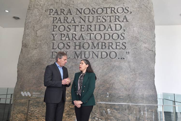 El intendente recibió a la embajadora chilena