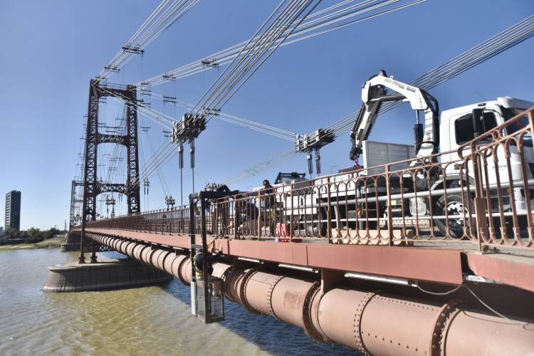 La Municipalidad refuerza el sistema lumínico del Puente Colgante