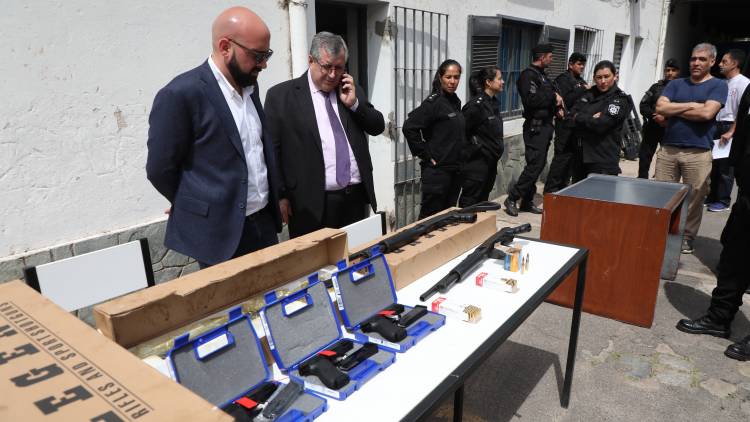 La provincia compró pistolas y escopetas para la policía de Santa Fe