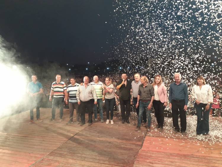 Una multitud disfrutó de la presentación del Indio Rojas y Banda XXI en las Fiestas Patronales de Ambrosetti
