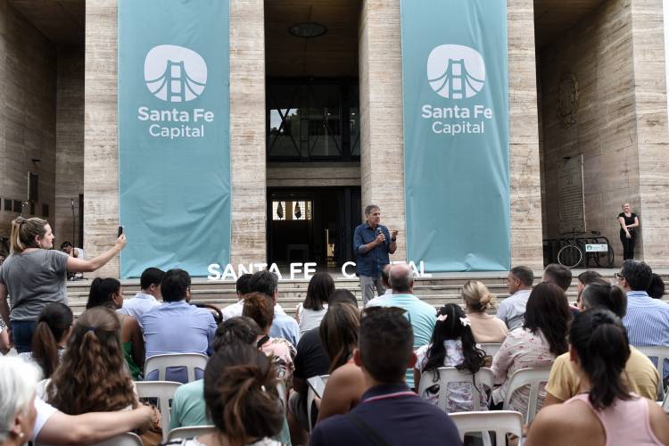 Jatón entregó mil certificados de capacitación laboral a vecinas y vecinos
