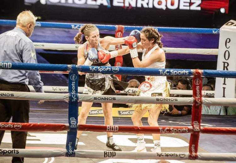 Evelin Bermúdez reconquistó los títulos mundiales a pura guapeza en el ring del Luna Park