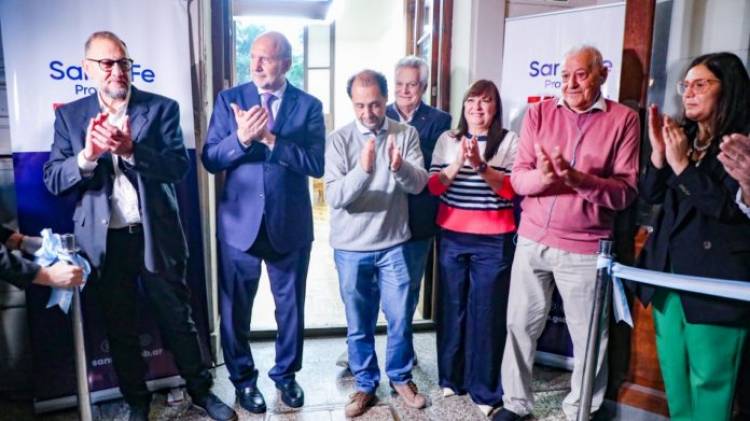 El gobernador Perotti reinauguró la sala de periodistas en Casa de Gobierno