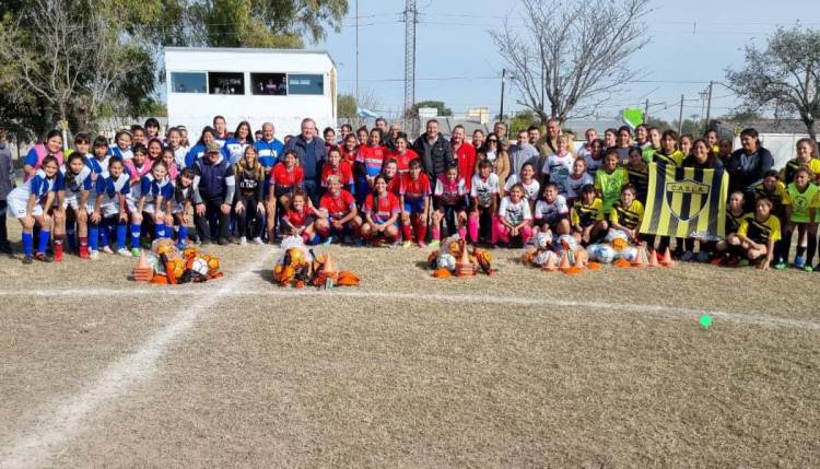 Entrega de elementos deportivos a equipos de Fútbol femenino del departamento San Cristóbal