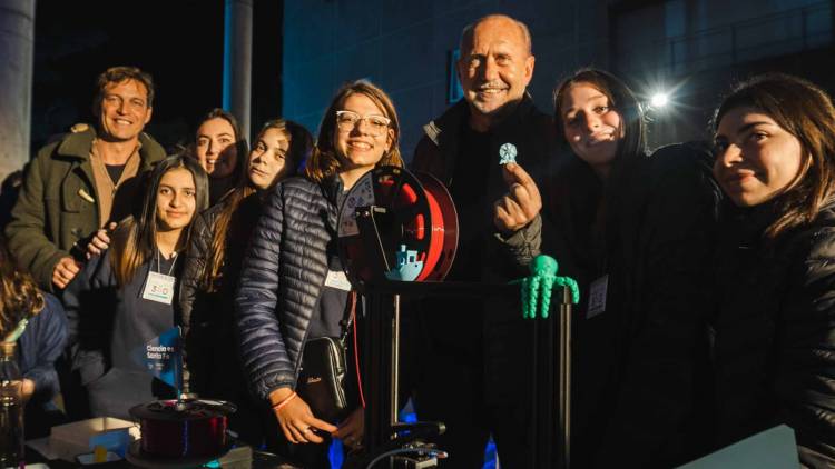 Perotti recorrió la segunda edición de la feria “Hacemos Ciencia” en Santa Fe