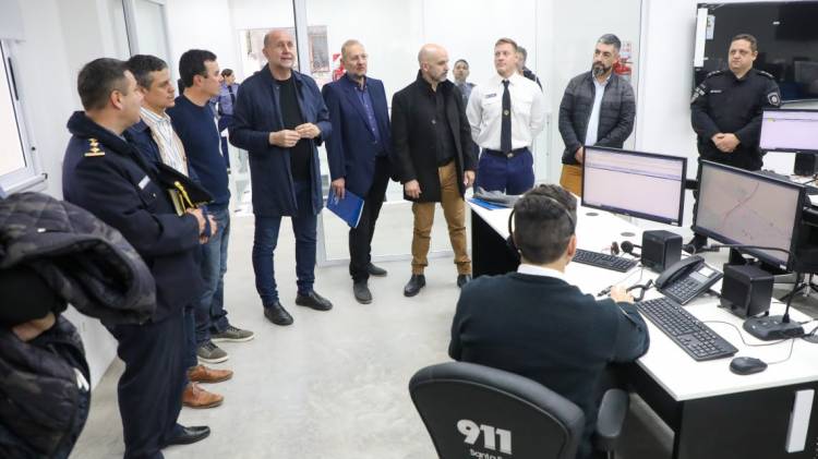 El gobernador Perotti recorrió las nuevas instalaciones del 911 en la ciudad de Santa Fe