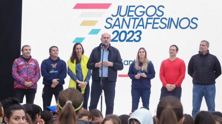 Perotti encabezó el acto de apertura de las finales de los Juegos Santafesinos 2023