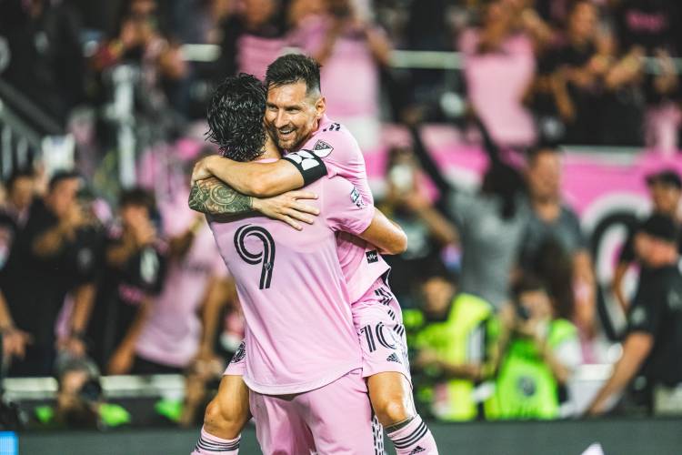 Con un gol de Messi, Inter de Miami goleó a Charlotte y se metió en semis