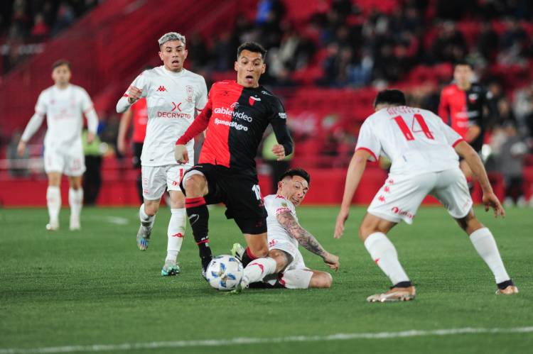 Colón perdió un partido clave ante Huracán en Parque Patricios