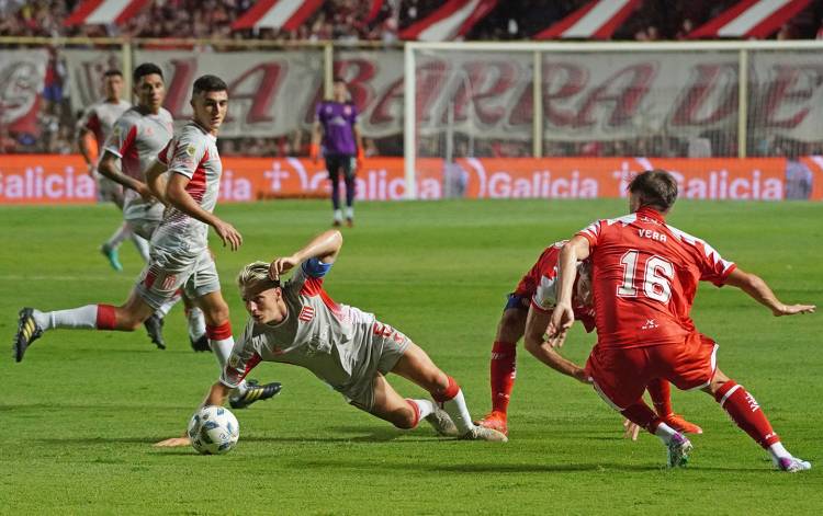 Estudiantes aguó la fiesta de l debut rojiblanco en la Cordial