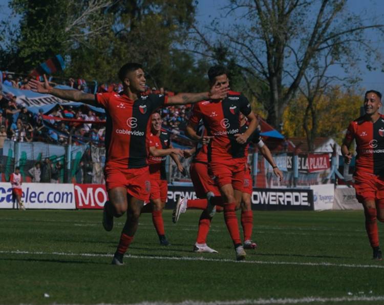 Colón goleó y sigue siendo el mejor en su zona