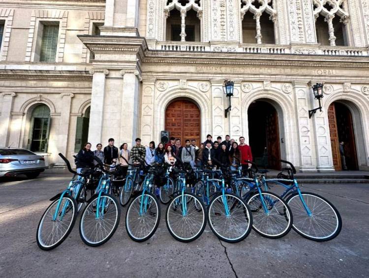 La UNL entregó bicicletas a estudiantes becados