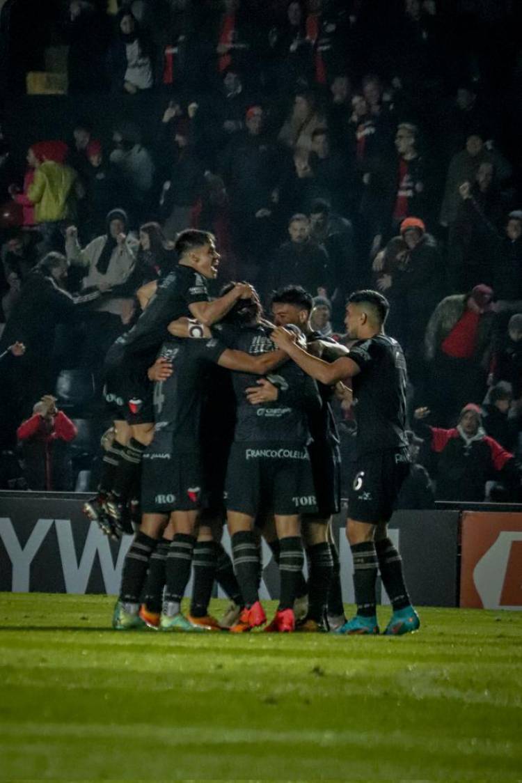 Colón volvió a la victoria y la punta tras ganar en Santa Fe