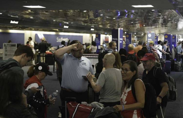 Falla de Microsoft paraliza aeropuertos en todo el mundo