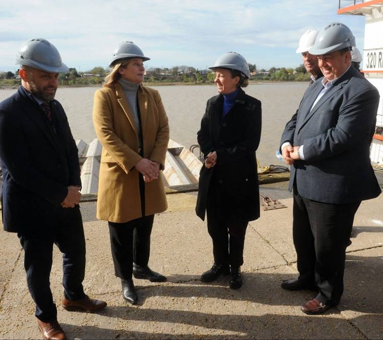 Poletti participó del histórico embarque de 22 mil toneladas de soja desde el Puerto