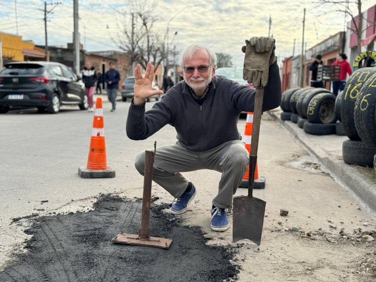 El concejal Perman repara los baches que Poletti no logra tapar