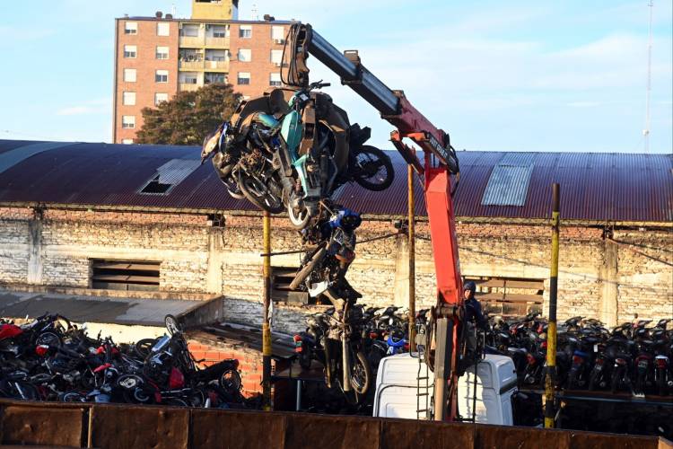 Seguridad vial: se cargaron las motos desguazadas para la compactación