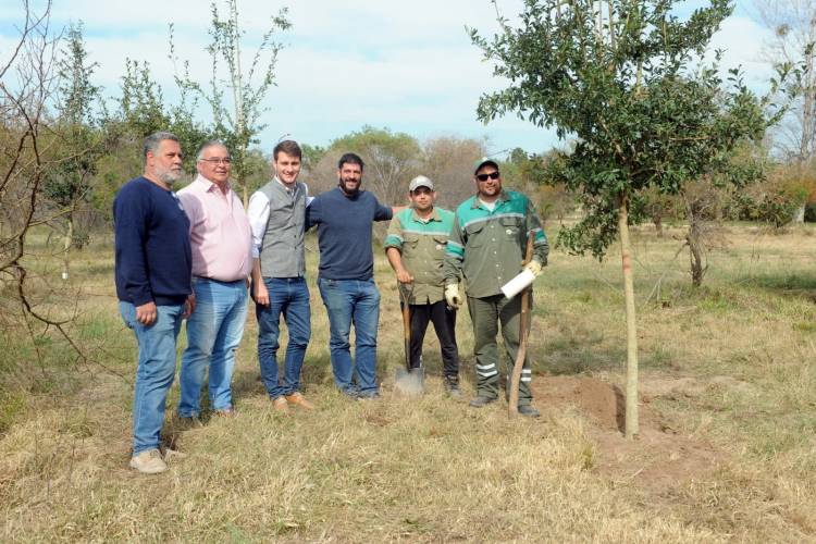 Campaña de Forestación: se plantaron 120 árboles en un terreno donde antes había un basural