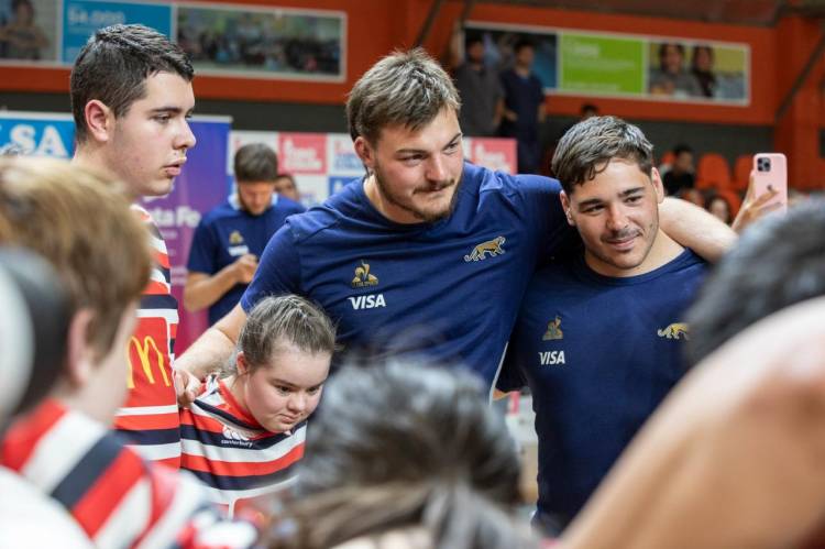 Los Pumas visitaron la sede de Cilsa, en la previa al histórico partido en Santa Fe ante Australia