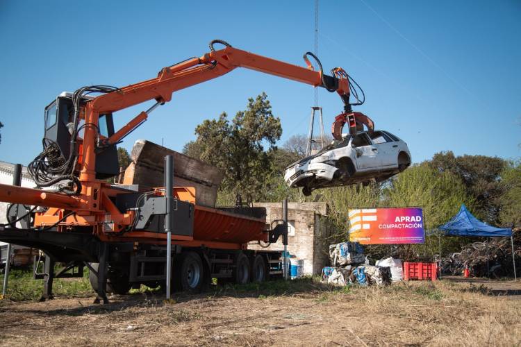 Provincia comenzó con la compactación de vehículos alojados en el depósito judicial de Santa Emilia