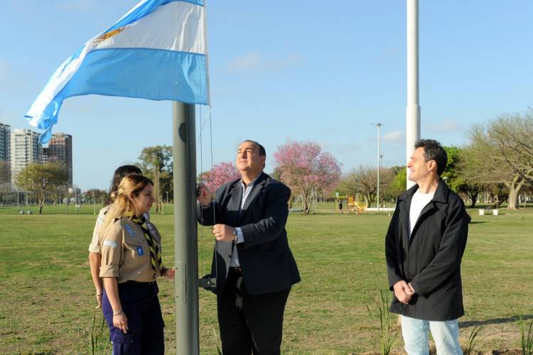 Puesta en valor del Parque Federal: se inauguraron mástiles con la bandera de Argentina y de Santa Fe