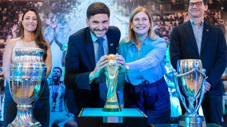 En la Semana Invencible, las copas de la Selección Argentina se exhiben en la Casa de Gobierno