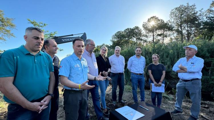 Provincia dio inicio a la obra de reacondicionamiento del Arroyo Frías