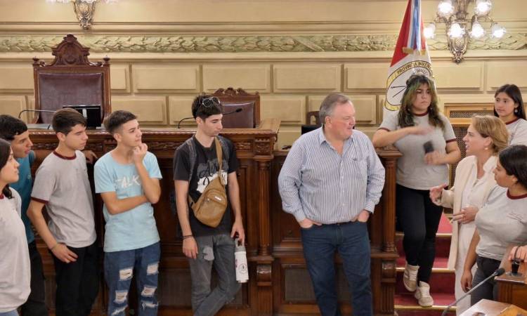 Alumnos de la EESO N° 223 "José V. Oroño" realizaron un enriquecedor viaje de estudio a la Capital Provincial