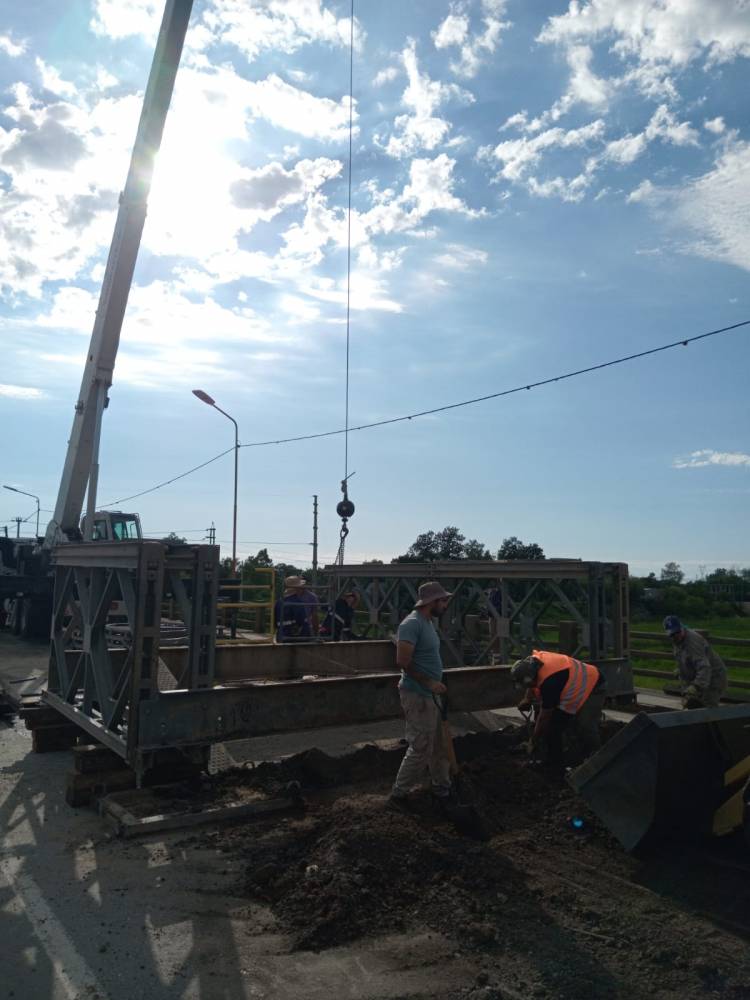 Siguen los trabajaos para habilitar este lunes el puente carretero, después de 8 meses