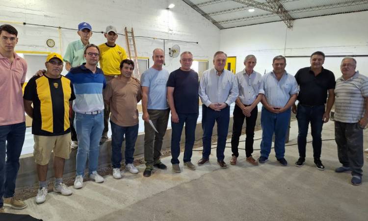 El senador Michlig y equipo de tabajo entregaron aportes y recorrieron obras en Arrufó