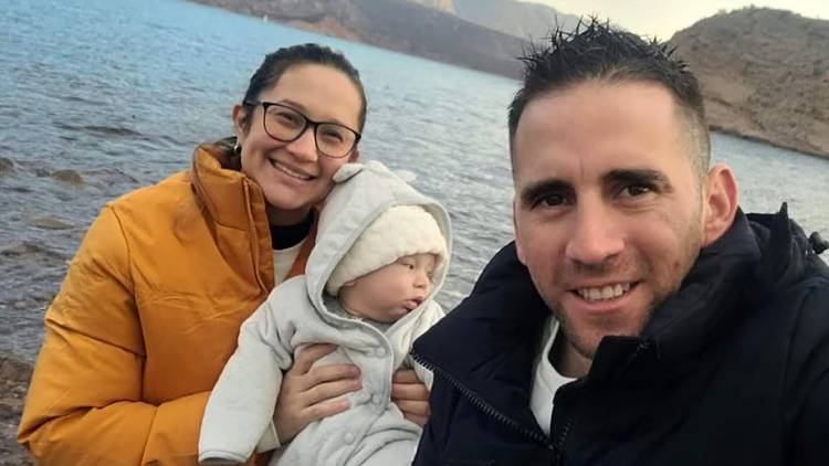 La esposa del gendarme detenido en Venezuela dijo que fue "horrible" verlo con uniforme de detenido