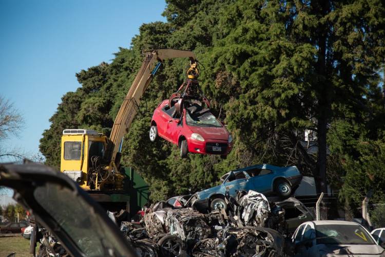 Provincia compactó 12.295 vehículos abandonados en 7 meses