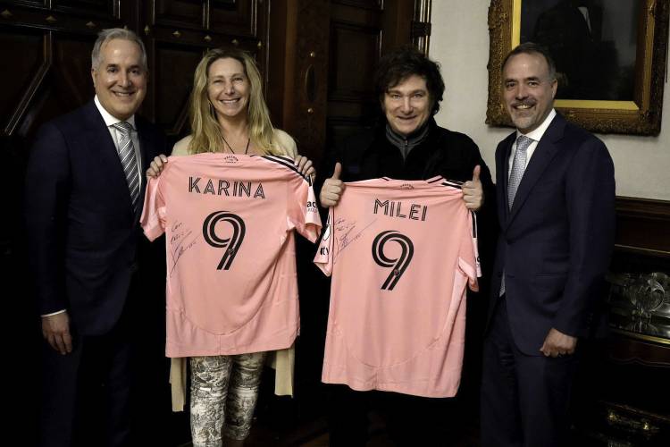 El presidente Milei recibió una camsieta autografiada por Lionel Messi