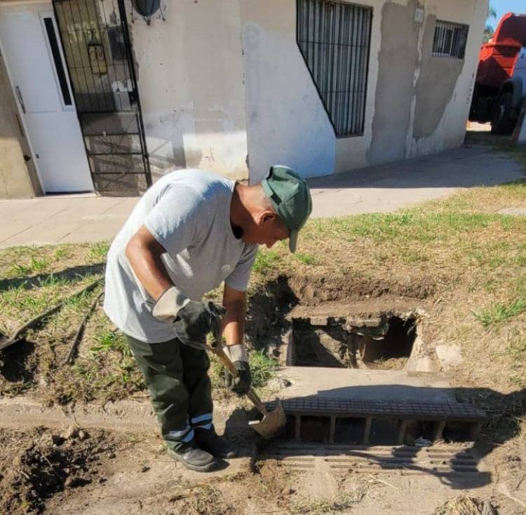 El municipio realiza tareas de desobstrucción y limpieza de desagües pluviales