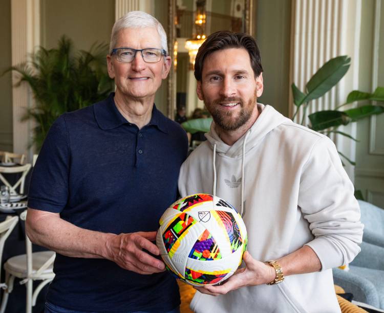 Tim Cook, el ceo de Apple rendido a los pies de Messi
