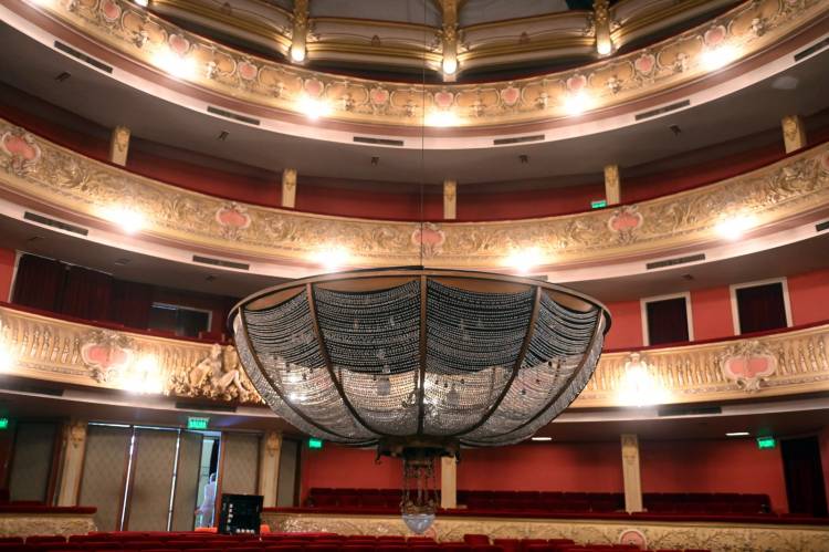 Se inició el ritual de descenso y limpieza de la Araña del Teatro Municipal