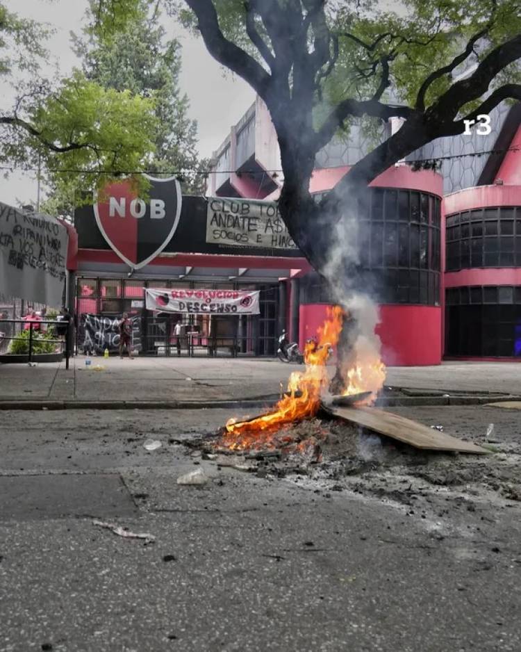 Hinchas de Newell‘s tomaron el club a la espera de la renuncia del presidente