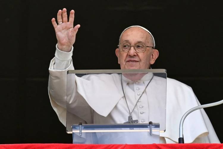 "Las condiciones del Papa mejoran y la insuficiencia renal ha remitido", indicó el Vaticano