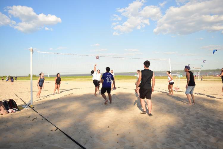 Con más de 1000 participantes, la ciudad cierra la temporada deportiva de verano en playas y parques