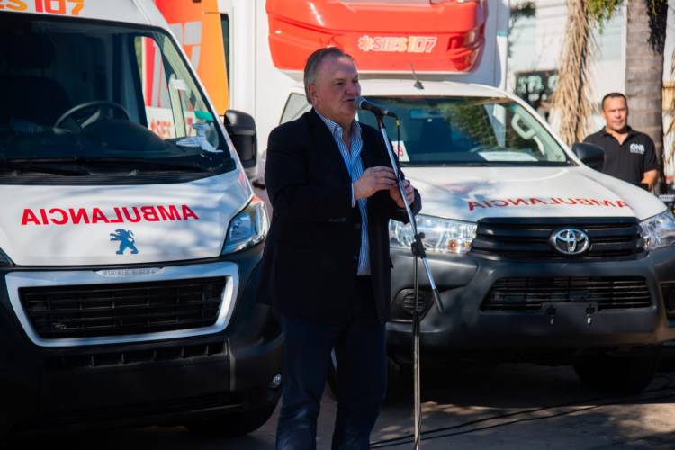 Provincia entregó 12 ambulancias y minibuses 0KM a localidades del departamento San Cristóbal